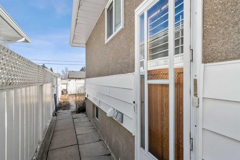 6112 Buckthorn Road Nw, Calgary, AB - Outdoor With Exterior