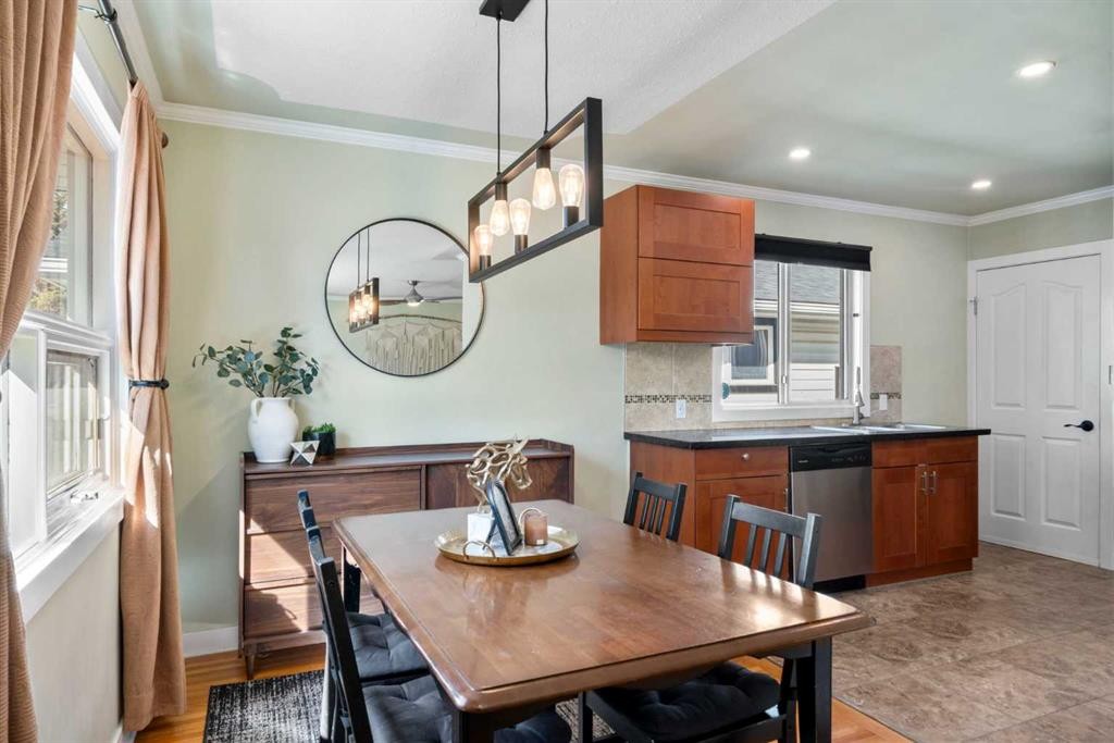 6112 Buckthorn Road Nw, Calgary, AB - Indoor Photo Showing Dining Room