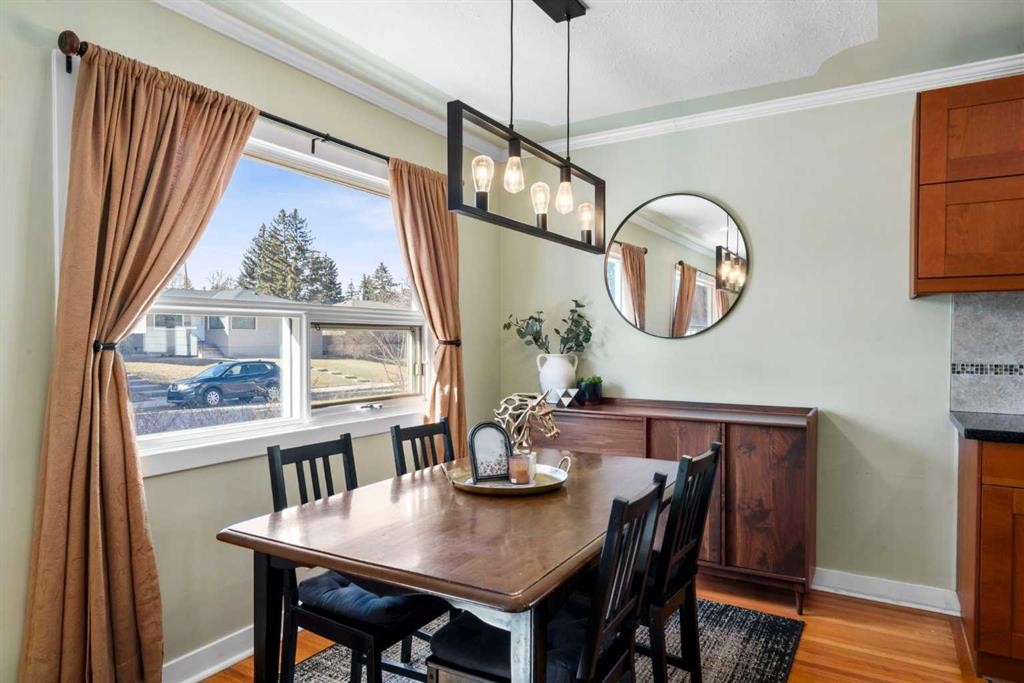 6112 Buckthorn Road Nw, Calgary, AB - Indoor Photo Showing Dining Room