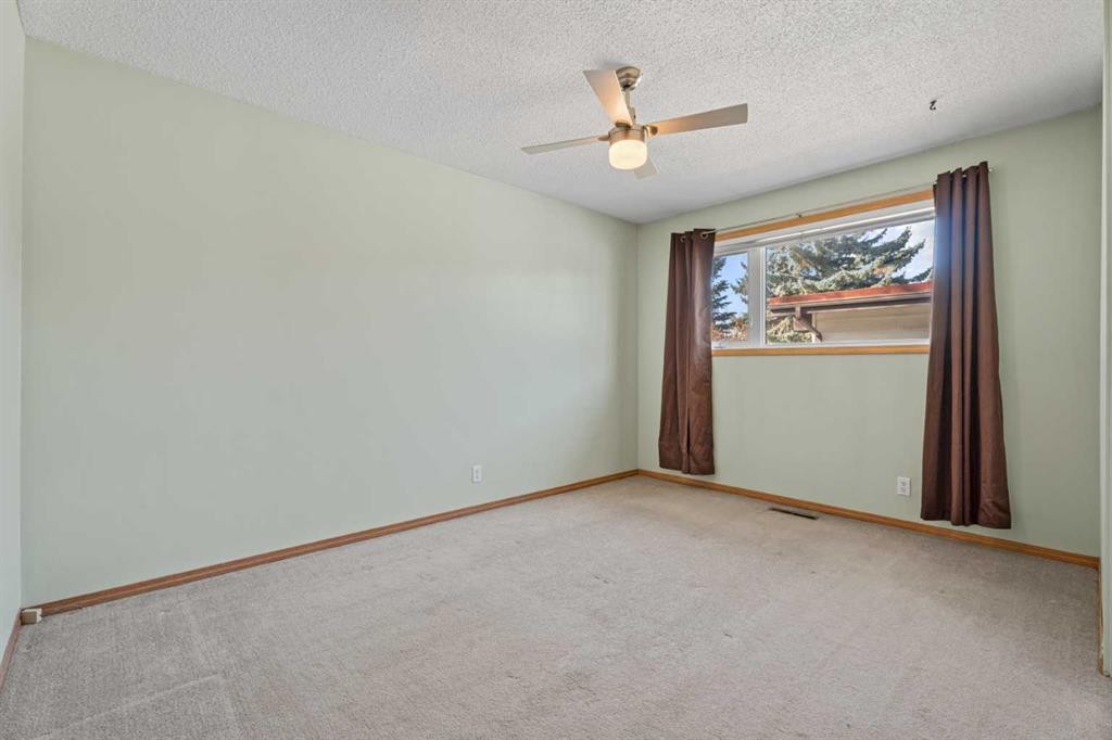 8 Van Horne Crescent Ne, Calgary, AB - Indoor Photo Showing Other Room