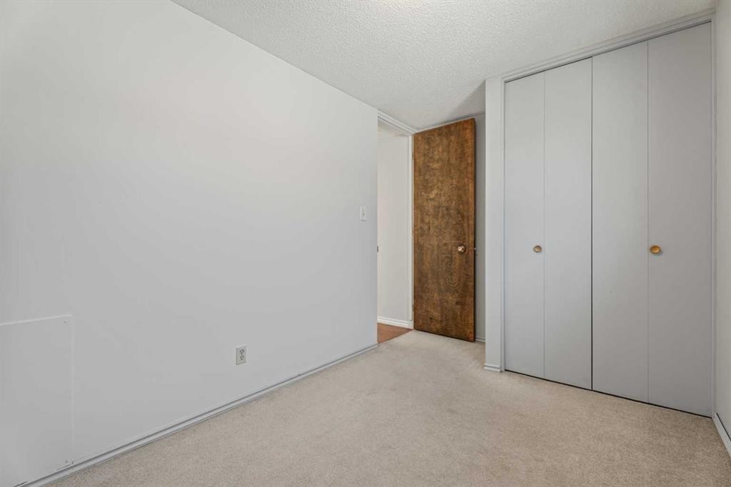 8 Van Horne Crescent Ne, Calgary, AB - Indoor Photo Showing Other Room