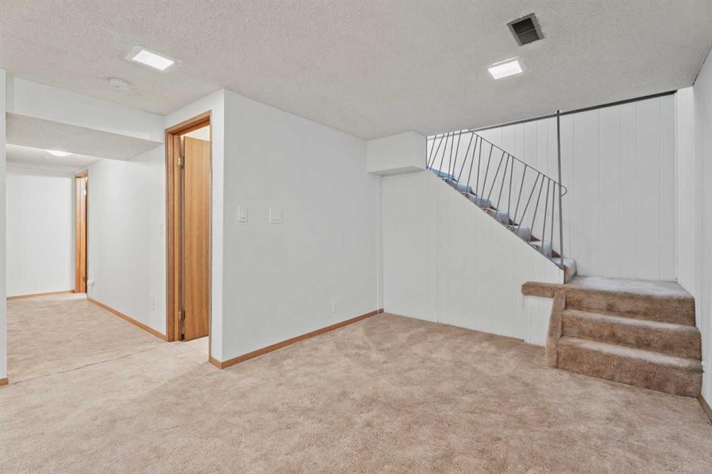 8 Van Horne Crescent Ne, Calgary, AB - Indoor Photo Showing Other Room