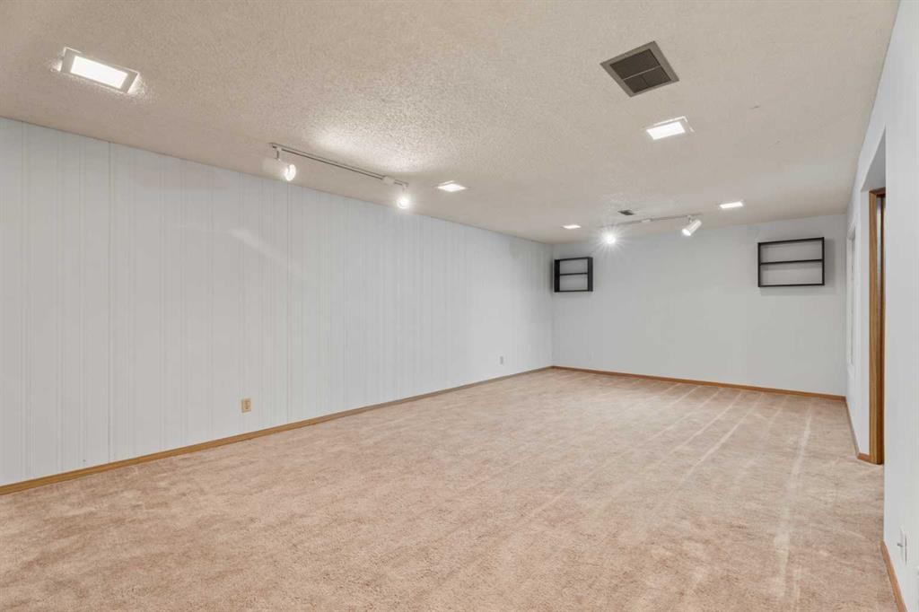 8 Van Horne Crescent Ne, Calgary, AB - Indoor