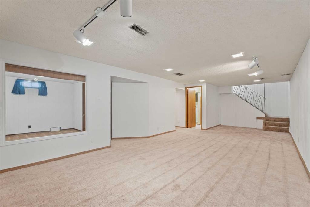 8 Van Horne Crescent Ne, Calgary, AB - Indoor Photo Showing Other Room