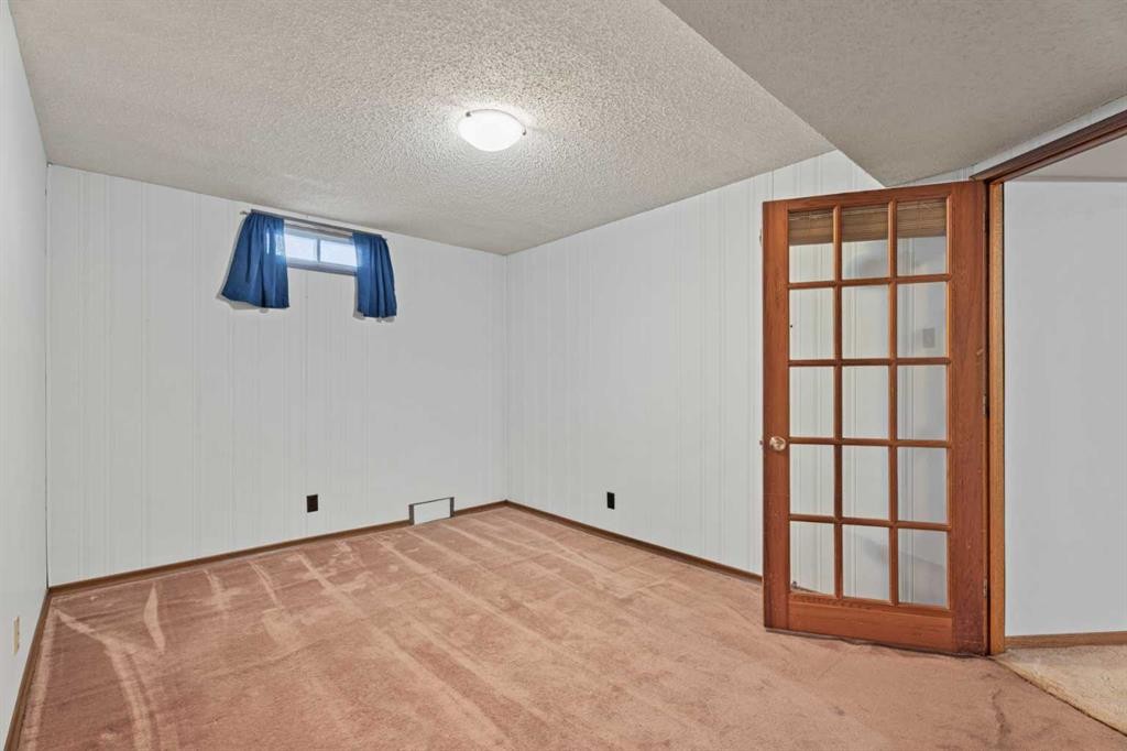 8 Van Horne Crescent Ne, Calgary, AB - Indoor Photo Showing Other Room
