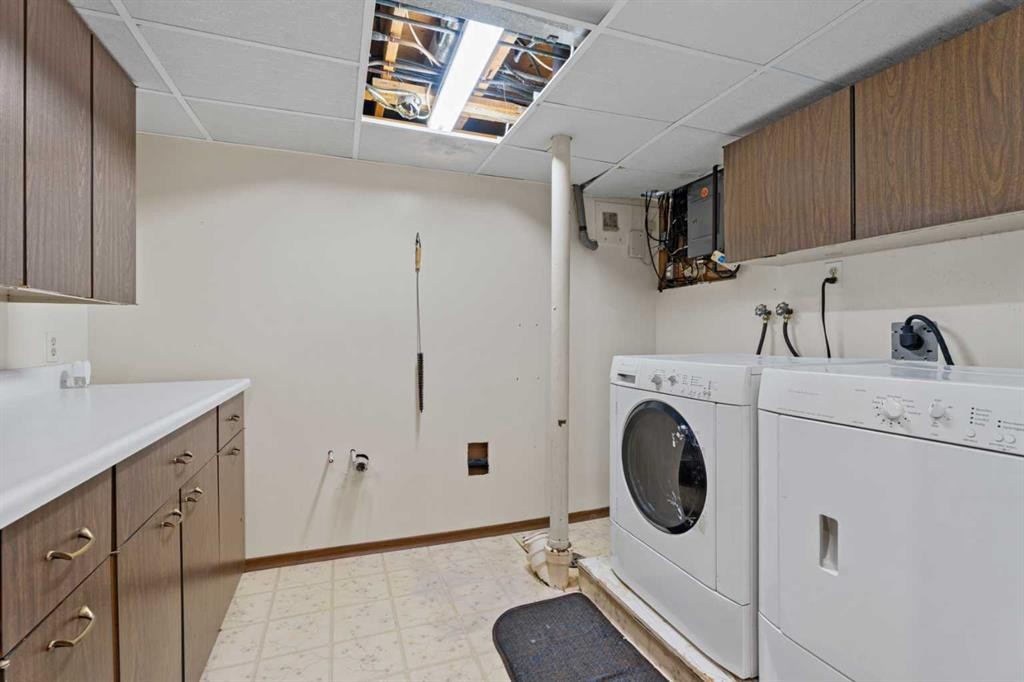 8 Van Horne Crescent Ne, Calgary, AB - Indoor Photo Showing Laundry Room