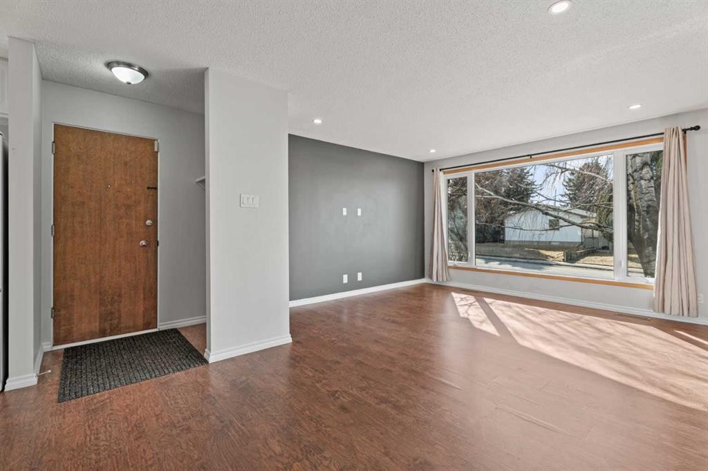 8 Van Horne Crescent Ne, Calgary, AB - Indoor Photo Showing Other Room