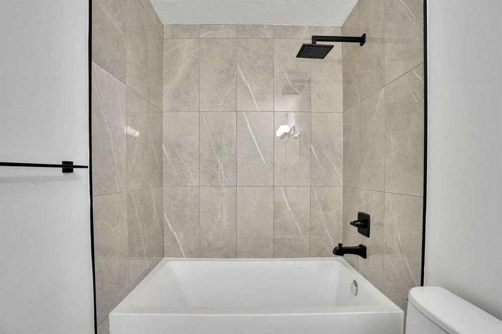 908 Stonehaven Road Sw, Calgary, AB - Indoor Photo Showing Bathroom