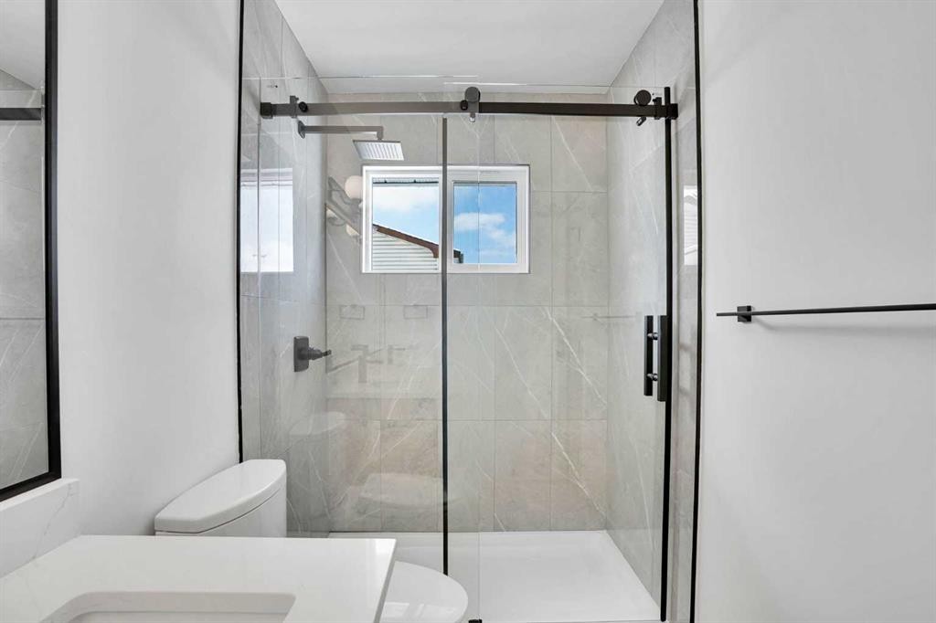 908 Stonehaven Road Sw, Calgary, AB - Indoor Photo Showing Bathroom
