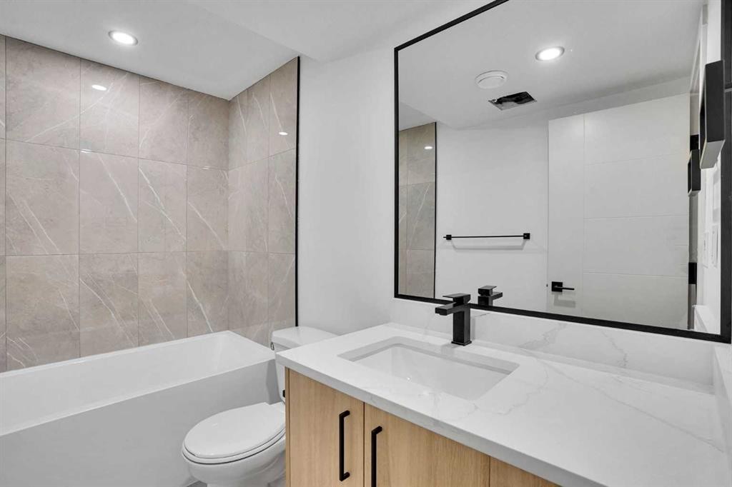908 Stonehaven Road Sw, Calgary, AB - Indoor Photo Showing Bathroom