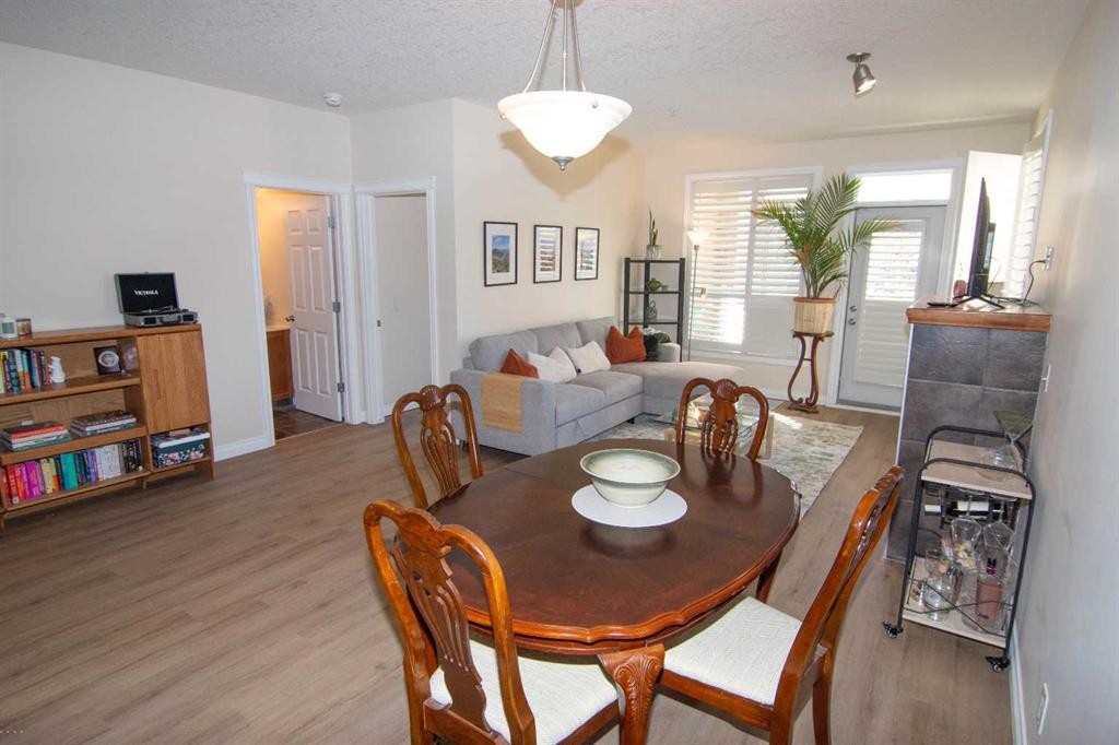 208-10 Hemlock Crescent Sw, Calgary, AB - Indoor Photo Showing Dining Room