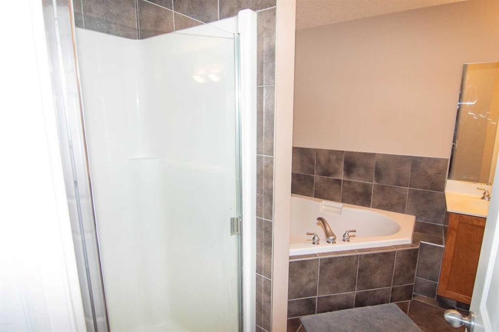 208-10 Hemlock Crescent Sw, Calgary, AB - Indoor Photo Showing Bathroom