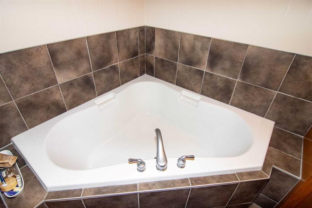 208-10 Hemlock Crescent Sw, Calgary, AB - Indoor Photo Showing Bathroom