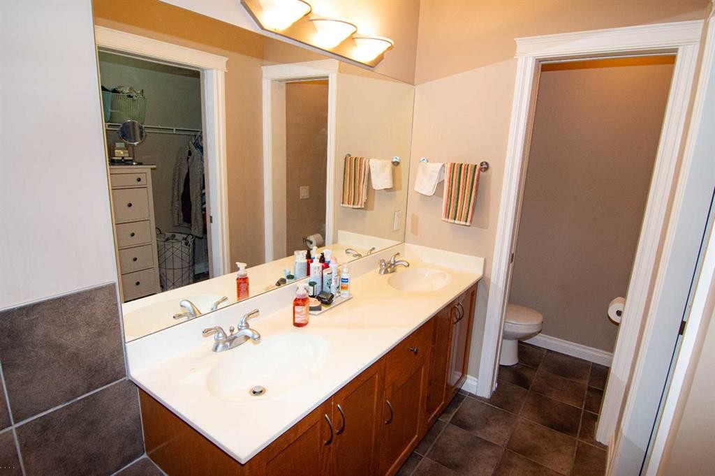 208-10 Hemlock Crescent Sw, Calgary, AB - Indoor Photo Showing Bathroom