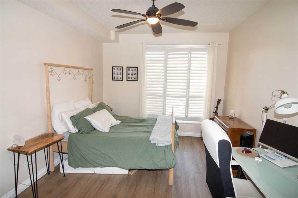208-10 Hemlock Crescent Sw, Calgary, AB - Indoor Photo Showing Bedroom