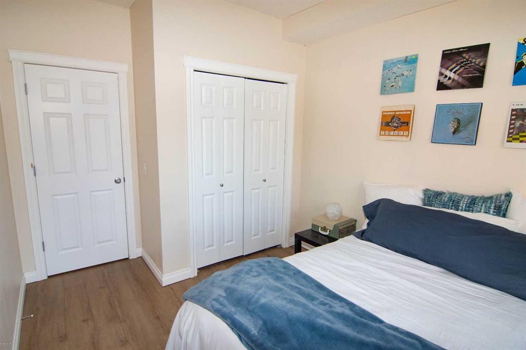 208-10 Hemlock Crescent Sw, Calgary, AB - Indoor Photo Showing Bedroom