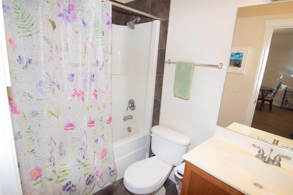 208-10 Hemlock Crescent Sw, Calgary, AB - Indoor Photo Showing Bathroom