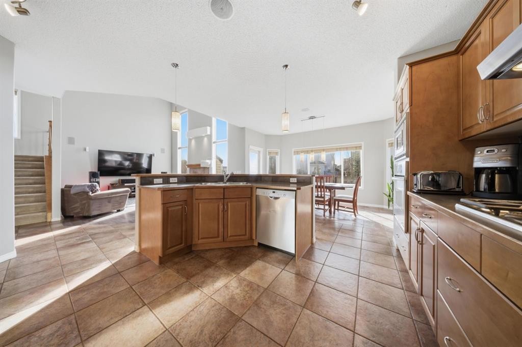 283 Springmere Link, Chestermere, AB - Indoor Photo Showing Kitchen