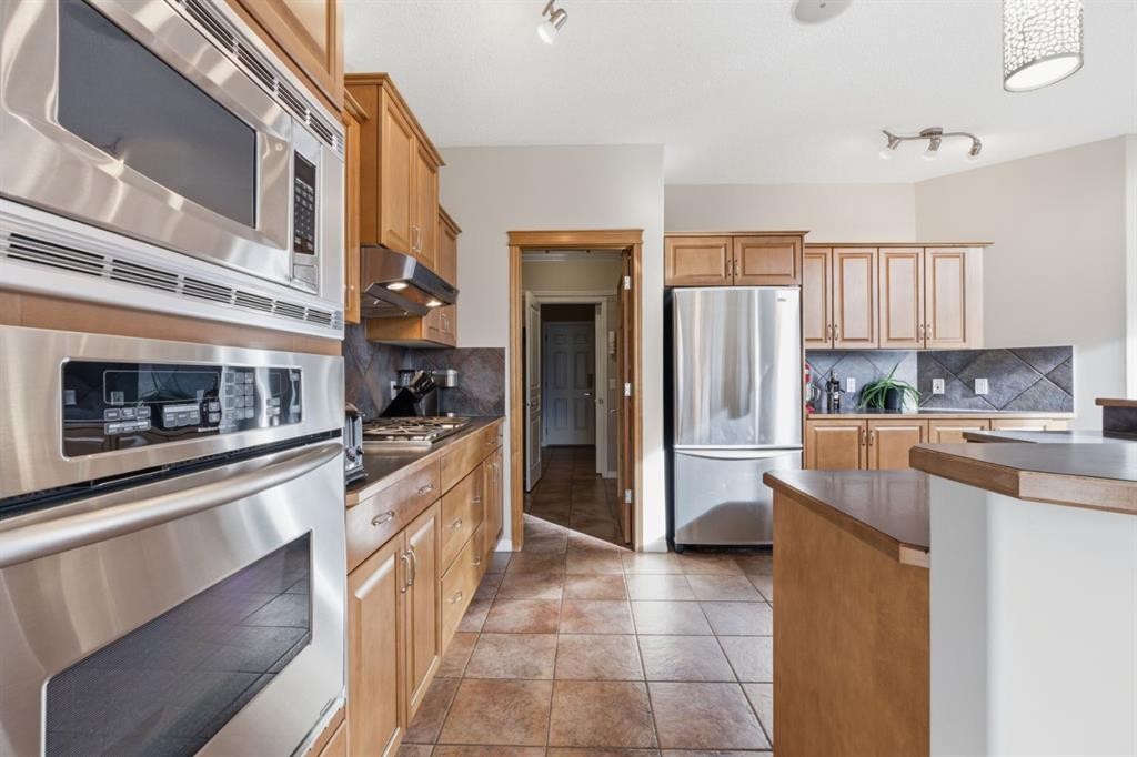 283 Springmere Link, Chestermere, AB - Indoor Photo Showing Kitchen