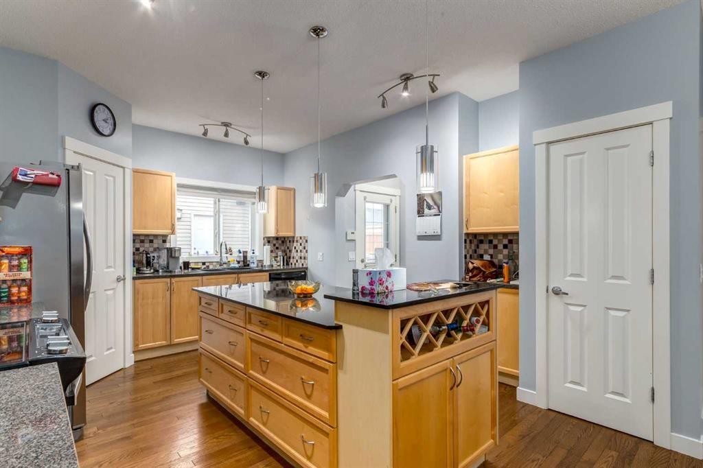216 Silverado Range Close Sw, Calgary, AB - Indoor Photo Showing Kitchen