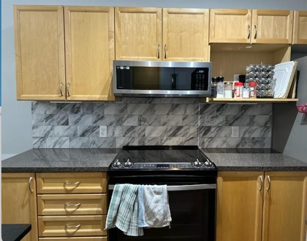 216 Silverado Range Close Sw, Calgary, AB - Indoor Photo Showing Kitchen