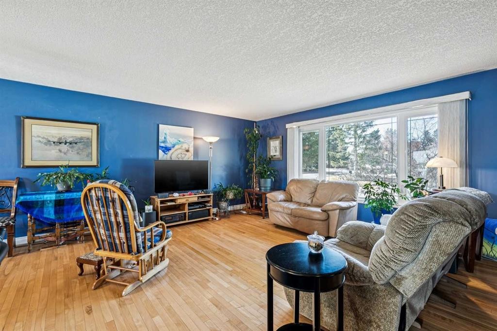443 Brookmere Crescent Sw, Calgary, AB - Indoor Photo Showing Living Room