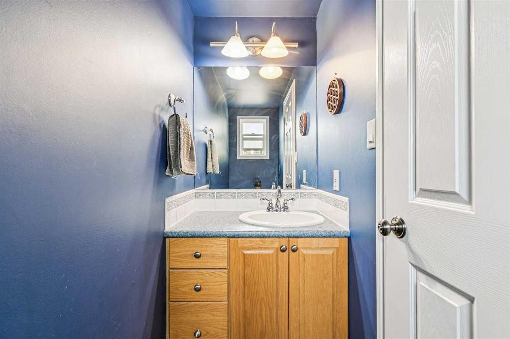 443 Brookmere Crescent Sw, Calgary, AB - Indoor Photo Showing Bathroom