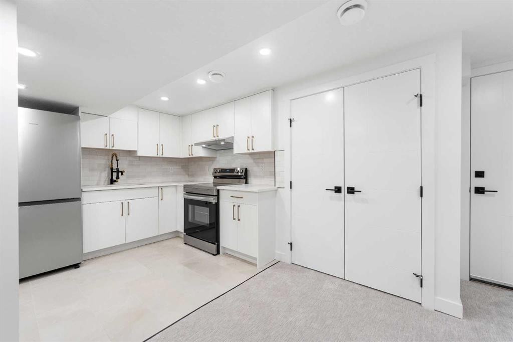 10327 Wapiti Drive Se, Calgary, AB - Indoor Photo Showing Kitchen