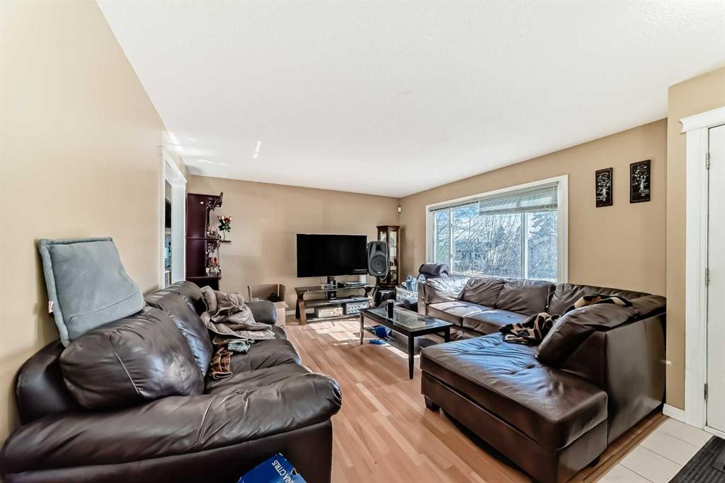 659 Maryvale Way Ne, Calgary, AB - Indoor Photo Showing Living Room