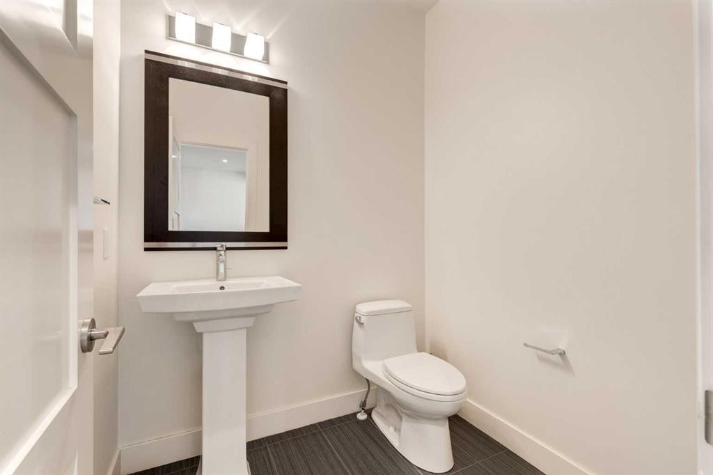 1711 27 Street Sw, Calgary, AB - Indoor Photo Showing Bathroom