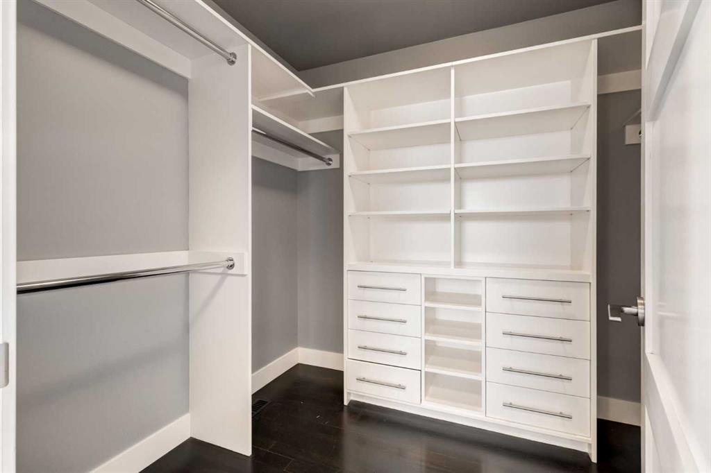 1711 27 Street Sw, Calgary, AB - Indoor With Storage