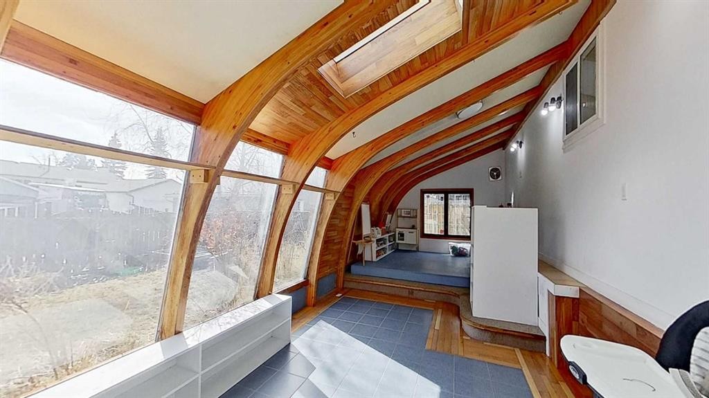 315 Pinecrest Crescent Ne, Calgary, AB - Indoor Photo Showing Other Room