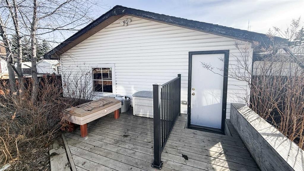 315 Pinecrest Crescent Ne, Calgary, AB - Outdoor