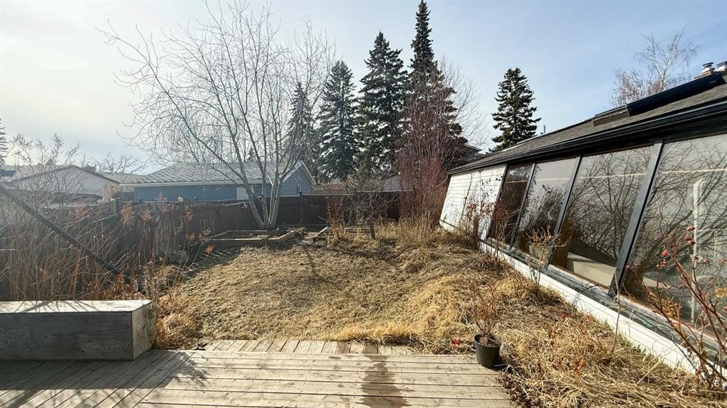 315 Pinecrest Crescent Ne, Calgary, AB - Outdoor