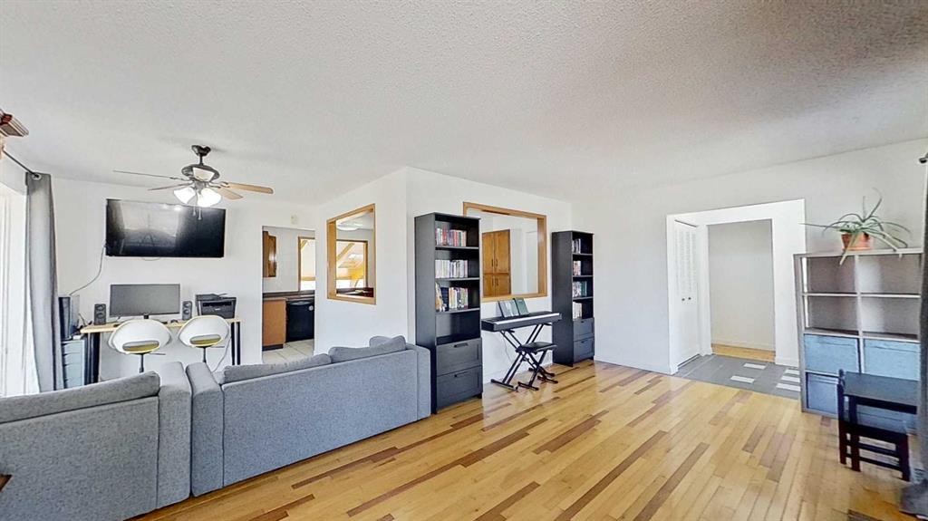 315 Pinecrest Crescent Ne, Calgary, AB - Indoor