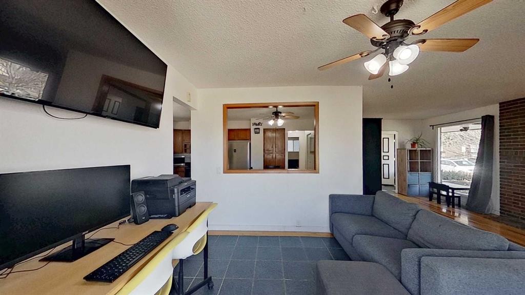 315 Pinecrest Crescent Ne, Calgary, AB - Indoor Photo Showing Living Room