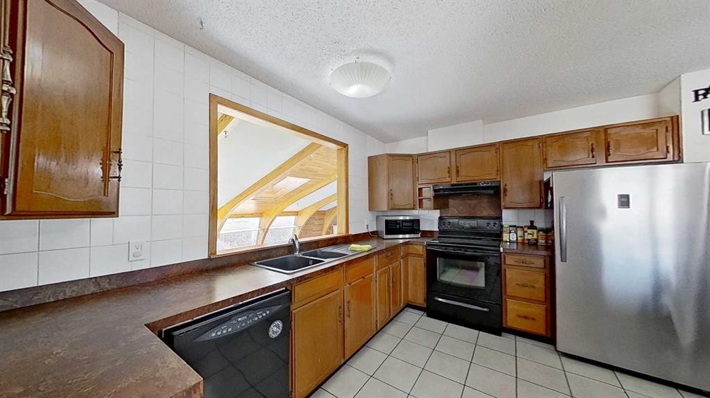 315 Pinecrest Crescent Ne, Calgary, AB - Indoor Photo Showing Kitchen With Double Sink