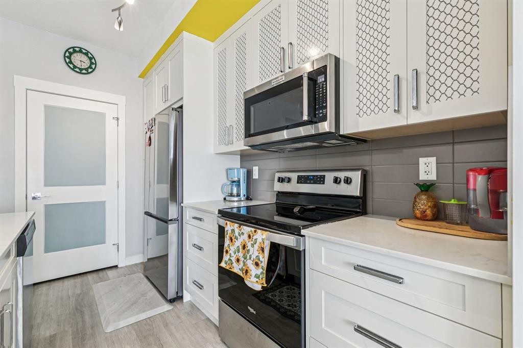 4404-200 Seton Circle Se, Calgary, AB - Indoor Photo Showing Kitchen With Stainless Steel Kitchen With Upgraded Kitchen