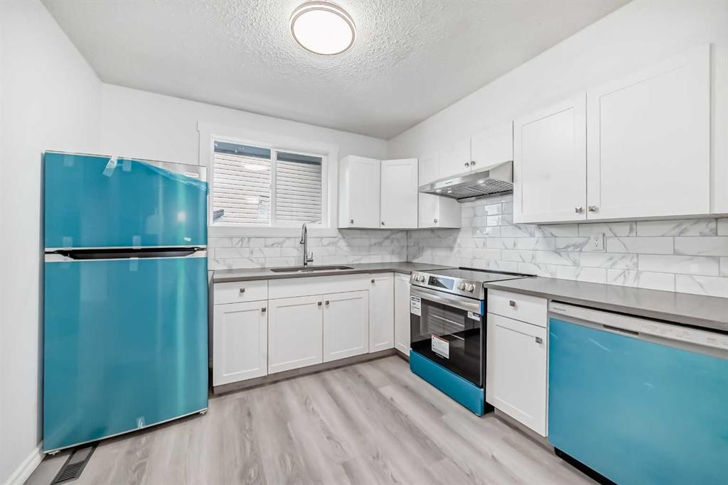 81 Bearberry Close Nw, Calgary, AB - Indoor Photo Showing Kitchen