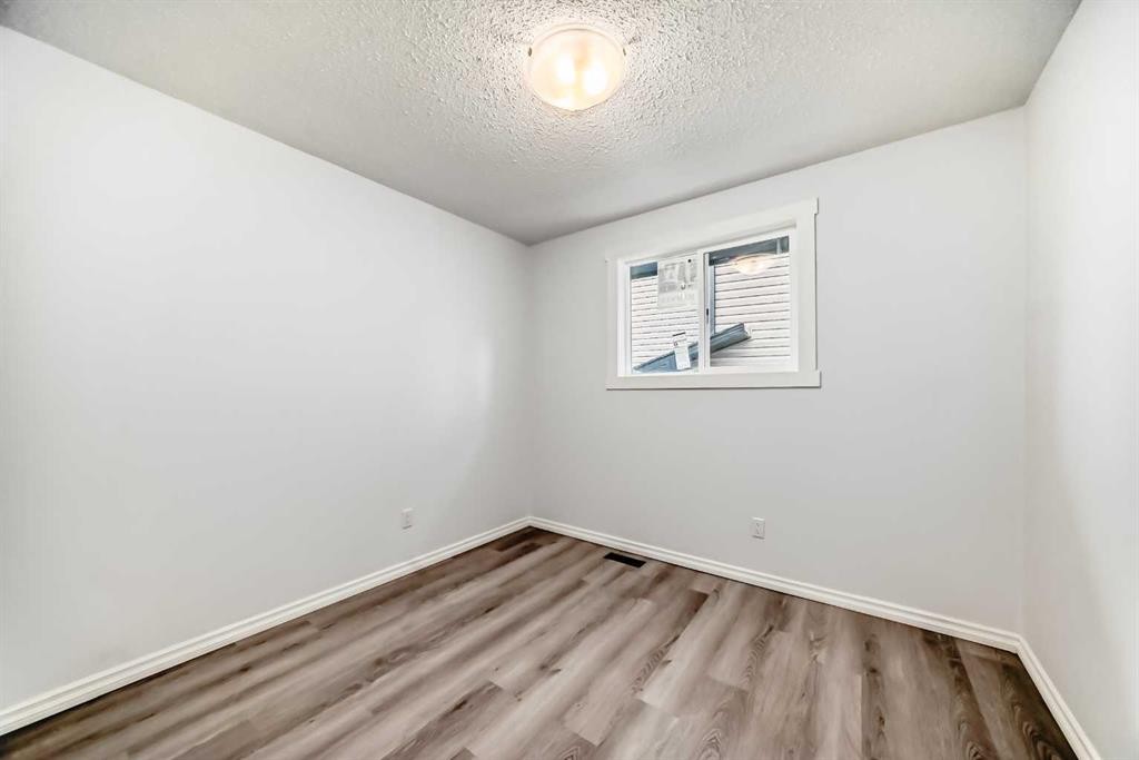 81 Bearberry Close Nw, Calgary, AB - Indoor Photo Showing Other Room