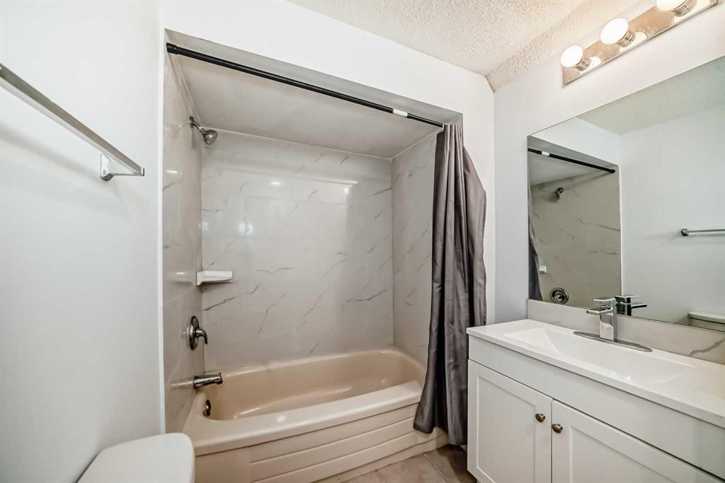 81 Bearberry Close Nw, Calgary, AB - Indoor Photo Showing Bathroom