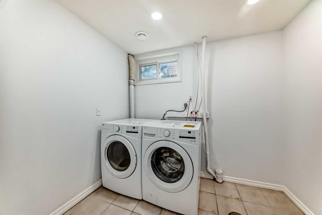 81 Bearberry Close Nw, Calgary, AB - Indoor Photo Showing Laundry Room