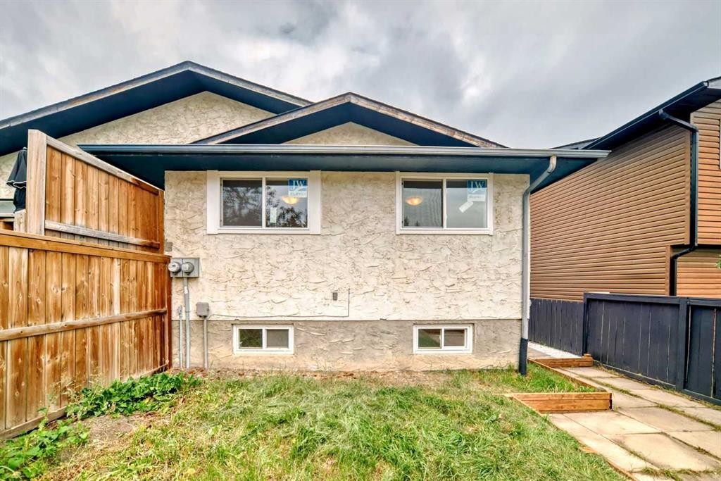 81 Bearberry Close Nw, Calgary, AB - Outdoor