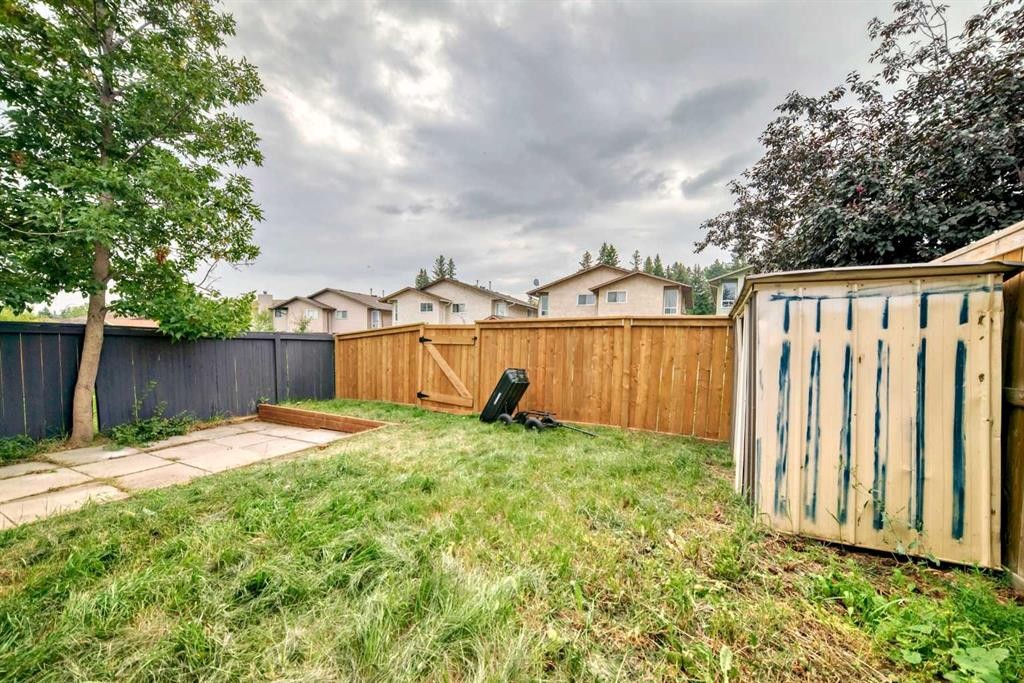 81 Bearberry Close Nw, Calgary, AB - Outdoor