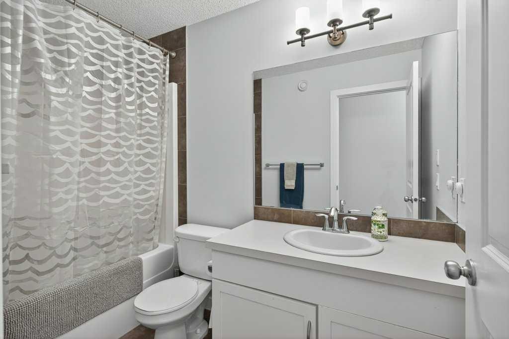1091 Brightoncrest Green Se, Calgary, AB - Indoor Photo Showing Bathroom