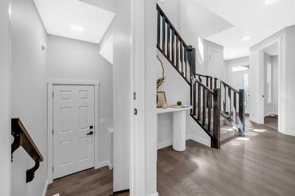 55 Amblehurst Link Nw, Calgary, AB - Indoor Photo Showing Other Room
