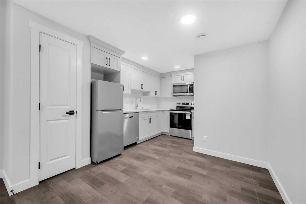55 Amblehurst Link Nw, Calgary, AB - Indoor Photo Showing Kitchen