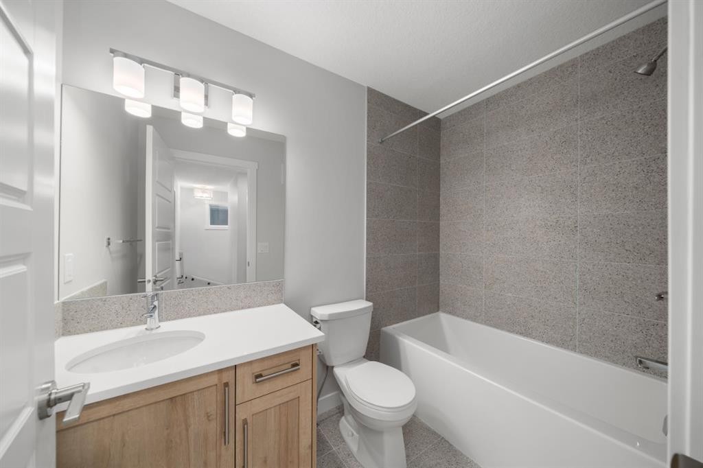 37 Sora Gate Se, Calgary, AB - Indoor Photo Showing Bathroom