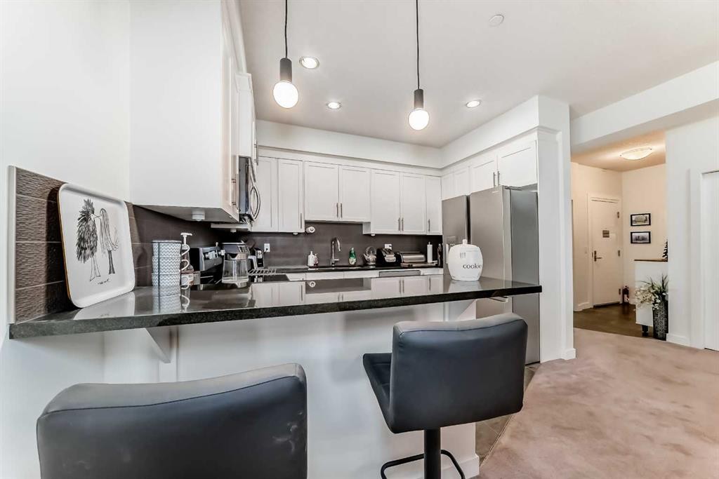 211-1005A Westmount Drive, Strathmore, AB - Indoor Photo Showing Kitchen With Upgraded Kitchen