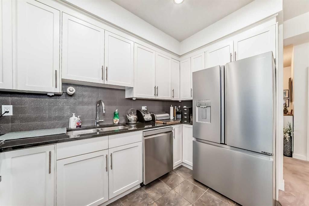 211-1005A Westmount Drive, Strathmore, AB - Indoor Photo Showing Kitchen